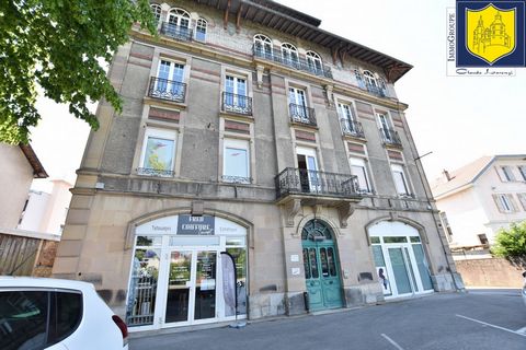 L'agence Immobilière du Château vous propose ce joli local commercial de 83 m2 fraîchement rénové. Composé d'une spacieuse salle principale de 65m2 aménagée en open-space mais facilement divisable en plusieurs pièces. On y retrouve également une seco...