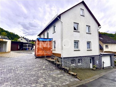 De hier aangeboden tweegezinswoning biedt voldoende ruimte voor twee gezinnen of een groot gezin met behoefte aan extra woonruimte op een woonoppervlakte van ca. 174 m² en een ruim perceel van 949 m². Het huis heeft in totaal 8 kamers, die zijn verde...