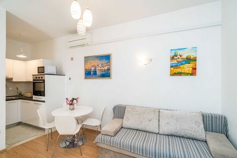 Apartments Vuličević, are situated on Babin Kuk Peninsula, only couple of minutes from the nearest beach and with many more in the surrounding area, and 10 minutes ride to the Old Town.This location is perfect for guests who love to enjoy the sun and...