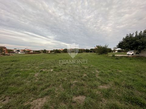 Location: Istarska županija, Pula, Valdebek. Istria, Pula Large building plot suitable for the construction of several residential units. The land is located in an attractive location close to all facilities and in a populated part of Pula. There are...