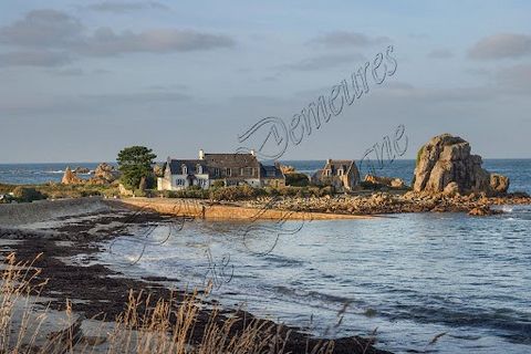 Située dans un site d'exception, adossée à d'impressionnantes formations rocheuses granitiques l'abritant des caprices marins, la propriété se situe sur une presqu'île où mouillent l'été quelques plaisanciers. Ce penty se trouve aux premières loges d...