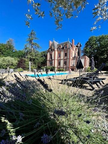 18000 - PROCHE BOURGES SOLOGNE - Situé au calme très belle demeure de 425m² environ 12 pièces 7 chambres comprenant au rez-de-chaussée : Entrée, Vaste salon séjour, Salle à manger, Salon, Bureau, Cuisine aménagée, Wc - Au 1er niveau : Palier, 4 chamb...