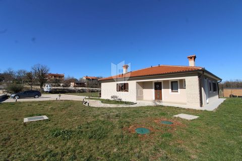 Location: Istarska županija, Labin, Labin. Istrien, Labin, wir verkaufen ein tolles Familienhaus nur 3 Kilometer vom Stadtzentrum entfernt. Dieses schöne einstöckige Haus mit einfachem Konzept hat eine Gesamtfläche von 116 m2 und besteht aus drei Sch...