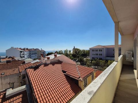 T2 em andar alto com 2 elevadores Situado na Rua da Verónica, freguesia de São Vicente, Lisboa Remodelação a estrear Varanda com ampla vista Rio Tejo com acesso pela sala e quarto 2 wc´s, sendo um em suite e com enorme janela Ambos os quartos têm rou...