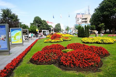 Przytulne 2-pokojowe mieszkanie wakacyjne dla 3 osób w Międzyzdrojach idealne na wypoczynek nad morzem. Położone niedaleko plaży, w cichej i spokojnej okolicy, zapewnia komfort i spokój podczas pobytu. Do dyspozycji gości jest bezpłatne miejsce parki...
