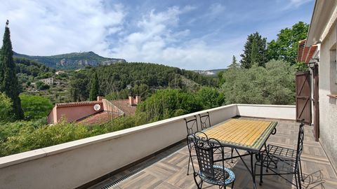 À vendre - maison divisée 3 pièces - Toulon, Dardennes Située dans un environnement très calme et recherché, elle se compose d'un salon salle à manger donnant sur une cuisine ouverte toute équipée. Une chambre avec salle d'eau au rdc, une chambre ave...
