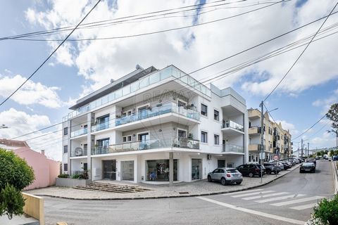 Primeiro Dia de Visitas: 31/05/2025 No coração do Sobralinho, entre a tranquilidade da natureza e a proximidade a Lisboa, encontra-se este apartamento pensado para quem procura conforto, estilo e uma vivência contemporânea. Inserido num prédio recent...