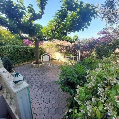 Situé à Toulon ouest (83200) dans un quartier calme et résidentiel, dans une petite copropriété proche des commerces et services. Ce bien dispose, d'une cave, d'une terrasse jardin d'environ 50m2 exposition Sud et d'un grand garage électrisé. L'appar...