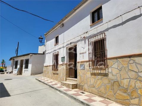 Esta encantadora propiedad de 3 dormitorios y 3 baños con una generosa parcela de 322 m2, se encuentra en la tranquila aldea de Vadofresno, a solo 5 minutos en coche de Cuevas San Marcos, que ofrece todos los servicios locales, y a 10 minutos de la c...