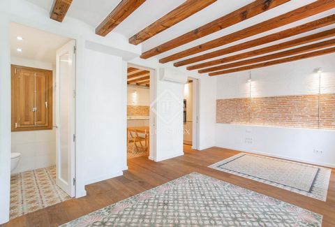 This wonderful apartment with a sunny terrace enjoys a privileged location in Ciutat Vella, in a completely renovated building with a lift and communal terrace. The property, which enjoys excellent quality finishes, is completely renovated and in exc...