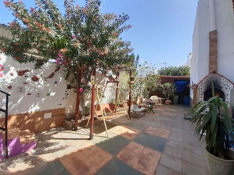 Unique Opportunity: Currently destined for vacation housing (youth hostel) with good occupancy level. This spectacular home was completely renovated and is located in the La Orilla area (Sardina del Sur), and also offers: Spacious Layout: Built on a ...