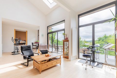 Maison d'architecte- Quartier du Rocher - Coup de coeur - DPE C Située dans le quartier privilégié DU ROCHER, dans un environnement calme et verdoyant, cette maison d'architecte allie grands volumes, confort moderne et prestations soignées. Avec une ...