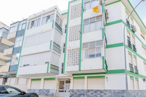Descubra este magnífico apartamento T2, totalmente renovado, localizado numa das zonas mais procuradas de Queijas. Situado no 3º andar de um edifício sem elevador, este imóvel destaca-se pela sua excelente exposição solar, que proporciona uma luminos...