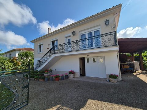 Maison de 130 m2, 2 logements distincts, 4 chambres, proche bus, commerces et écoles. Cette prestation qualitative très suivie par son propriétaire propose en rez de chaussée un logement séparé qui vous permettra l'indépendance d'un adolescent ou l'a...