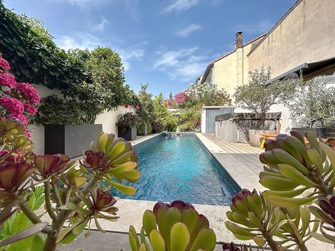A real crush on this real estate complex 15 minutes walk from the Place des Corps Saints. In a former bell repair workshop, this sublime loft of 160 m2 with a view of the pool offers a warm and relaxed atmosphere. Skylights and verandas let in the su...