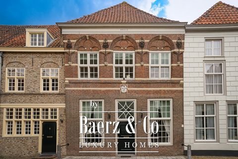 Op schitterende locatie aan de rand van de historische vesting staat deze volledig gerestaureerde 17e-eeuwse stadswoning met een zonnige, aan de stadswallen grenzende tuin met achterom. Entree met toegang tot de lichte woonkamer met hoog stucplafond ...