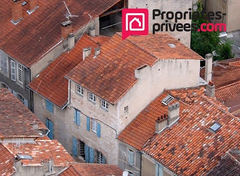 46000 Cahors, centre historique proche de le cathédrale, immeuble de caractère composé de 9 locaux et appartements loués. Composé au total de 16 pièces, 8 chambres, 440m² exploités, 327m² chauffés. 6 appartements d'environ 90 ; 50 ; 45 ; 45 ; 28 et 2...