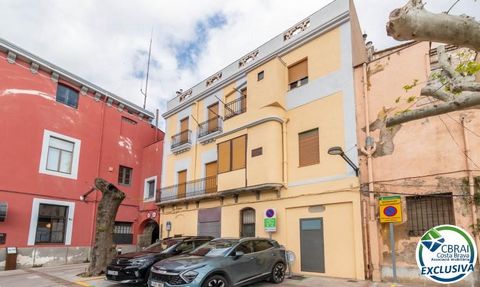 Esta magnífica casa de 5 quartos e 2 banheiros está atualmente à venda em Lo Jonquera, La Jonquera, Catalunha, Espanha. Com uma área de 309 m2, este imóvel oferece um espaço amplo e confortável para toda a família. A casa tem um excelente estilo de c...