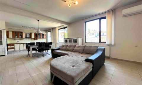 SUPRIMMO Agency: ... We presenteren een nieuw huis in het dorp Banya Uw gezellige ontsnapping aan de voet van Pirin! Nieuwbouw - 2018 Het is gelegen op een perceel van 720 m² en het huis zelf heeft een totale bebouwde oppervlakte van 217 m². Kenmerke...