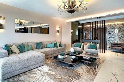 Dit prachtige 5-kamer appartement met uitzicht op zee is gelegen in Parc Saint Roman. Het is volledig gerenoveerd en elegant ingericht en biedt een panoramisch uitzicht op de Middellandse Zee en Monaco. Het beschikt over een woonkamer met een open ke...
