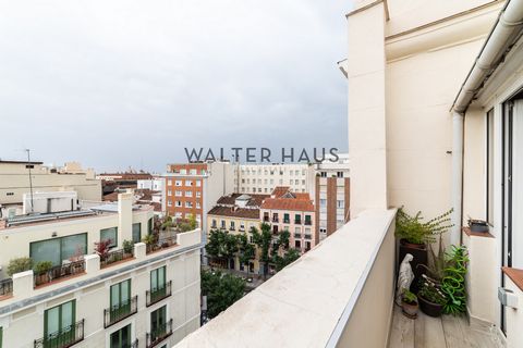 Beautiful 163 m² penthouse located on the seventh floor of a classic building in the coveted Almagro neighborhood of Madrid. The home offers an excellent south-facing orientation, ensuring exceptional light throughout the day and unobstructed, privat...
