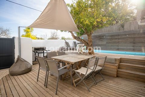 Excelente moradia T3 em Malhadais, Boliqueime. Localizada numa zona de campo bastante arborizada e tranquila, encontra esta moradia germinada de tipologia T3 completamente renovada e equipada com terraço BBQ e piscina. É composta por 3 quartos, sendo...