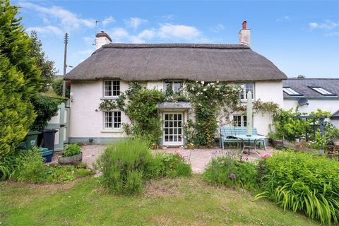 Lane End Cottage is een prachtig gepresenteerd monumentaal pand, gelegen aan de rand van het gewilde dorp North Molton. Dit charmante huis, waarvan wordt aangenomen dat het dateert uit de 16e eeuw, combineert naadloos historische kenmerken met modern...