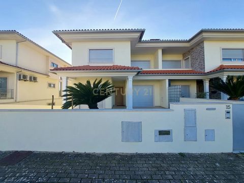 Moradia T4 + 1 Semi-Remodelada com 3 pisos, piscina e jardim a venda. Situada numa das Zonas Residenciais mais prestigiadas de Cernache, Coimbra, com áreas verdes ao redor e zona de lazer. A moradia usufrui de vistas desafogadas, com muita luminosida...
