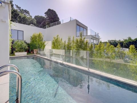 Moradia T4 para venda em Janes, Cascais, com piscina, jardim e terraços panorâmicos, situada entre o verde da serra de Sintra e o azul do Atlântico, oferece o equilíbrio perfeito entre conforto, privacidade e qualidade de vida. Inserida num condomíni...