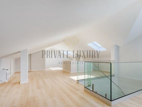 Luxuoso apartamento duplex T3+1, em prédio composto por três pisos, com 1 suítes, dois quartos e situado numa rua tranquila e arborizada no coração de Carcavelos. Com uma área generosa de 204 m², este imóvel destaca-se pelos acabamentos premium de de...
