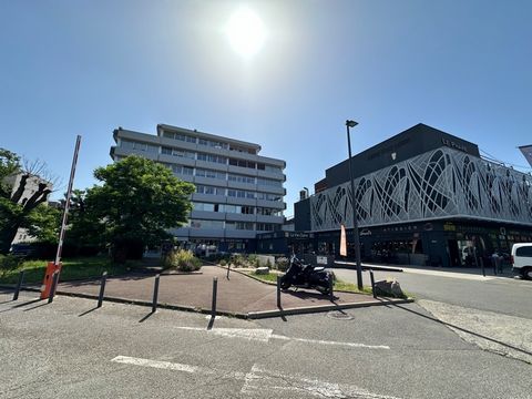 bureau à vendre TASSIN LA DEMI LUNE (69), à coté du phare à tassin, bureau de 36m2 au 5eme étage avec vue dégagée