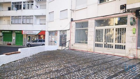 Loja com uma área de 110m2 com duas montras e duas casas de banho e arrecadação. Numa zona povoada e de passagem (estrada principal de Vila Franca de Xira - Arruda dos Vinhos) com bastante visibilidade e crucial para os negócios ou ainda para investi...