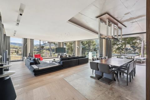 Moderne villa te koop, genesteld op een perceel van 3029 m2 met een uittrekbaar zwembad, in een rustige, groene omgeving in Cassis.Gebouwd in 2019, biedt dit sublieme pand met eersteklas kenmerken een uniek panorama over de vegetatie, de omliggende w...