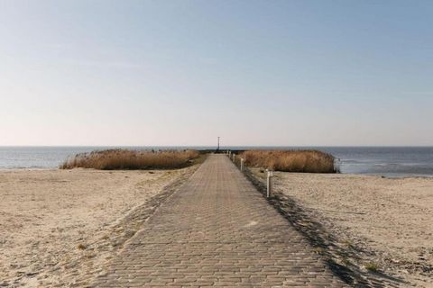 Charmante retraite aan het water Verscholen aan het serene water van Beach Resort Makkum biedt deze halfvrijstaande vakantiewoning een gezellige en zonnige oase voor gezinnen of groepen. Grote ramen baden in de woonkamer met natuurlijk licht, wat een...