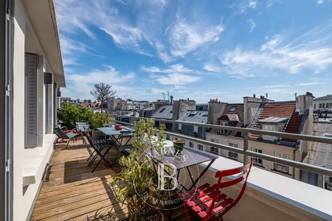 Barnes le Marais vous propose en Exclusivité ce magnifique appartement situé à l'avant dernier étage d'une copropriété moderne desservie par un ascenseur. Ce bien rare dispose d'une superficie totale de 80 m² (63,12 m² Loi Carrez) avec une superbe te...