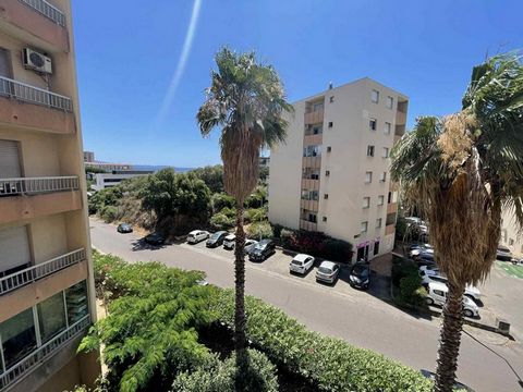 Propriétés privées Ajaccio a le plaisir de vous présenter cet appartement traversant de type T4, à rénover, d'une superficie de 90 m², au troisième étage avec ascenseur d'un immeuble calme et bien entretenu au sein de la copropriété 