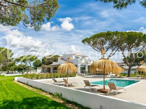 A beautifully renovated detached villa, completed in 2025, ideally located near the prestigious Vale do Lobo Golf Resort. Nestled beside a peaceful pine forest and adjacent to the exclusive development 'The Village', this southeast-facing property of...