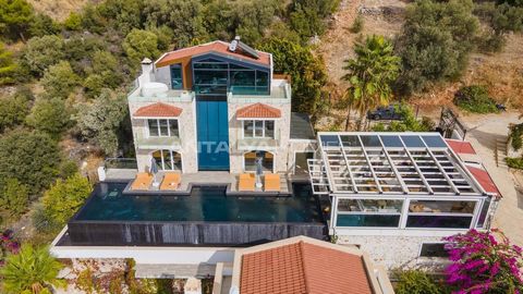 Elegante villa met zeezicht in Kalkan, Antalya De villa beschikt over een open woonkamer, een moderne keuken en een eethoek voor 8-10 personen. De keuken is voorzien van een groot kookeiland, een inbouwfornuis, een magnetron, een dubbele oven, een va...