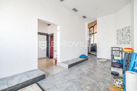 Zagreb, Malešnica, commercial space spread over two floors, 89 m².The ground floor (38,95 m2) consists of the main space with a small elevation, which can be used functionally, and two toilets. In the basement (50,22 m2) there is additional space sui...