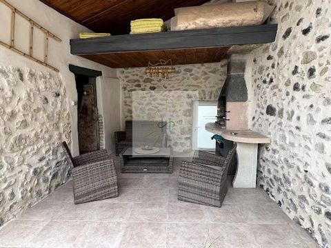 Ref: 153ER - Alba-la-Romaine Area Op slechts 10 minuten van Alba la Romaine, een zeer mooi stenen huis met een gerenoveerde gevel, met een oppervlakte van ongeveer 130m2 woonoppervlak. Geniet van de prachtige volumes verdeeld over 3 slaapkamers, een ...