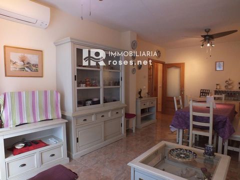 Energy Certificate: 1DXYK5012 Apartment very well located in Roses very close to the medical center, it has a large hall, a bright living-dining room, a well-equipped independent kitchen with access to the terrace/patio, separate laundry room, 3 en-s...