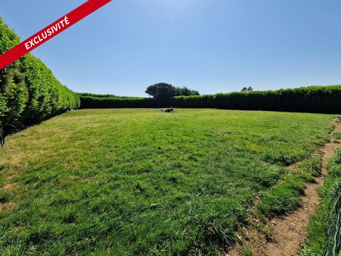 Terrain constructible, borné d'environ 1750m² Le Champ-Saint-Père