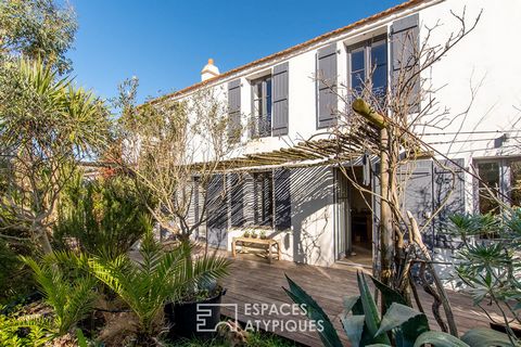 Located in the town of Noirmoutier-en-l'Ile, this 138 m2 country house, dating from the end of the fourteenth century, offers a real journey back in time, combined with modern comfort. Nestled in a green setting of 420 m2, it is in the immediate vici...