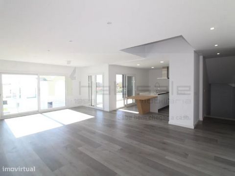 Excellente villa avec garage pour deux voitures et piscine. Situé dans un quartier calme de villas, où les espaces verts ne manquent pas, à proximité des plages de Costa da Caparica et Fonte da Telha et avec un accès facile à l’A2 et à l’A33 (600 m) ...
