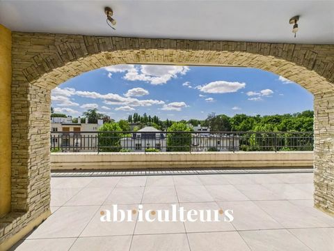 Welcome to Abriculteurs, the family-run agency committed to exceptional real estate service. Discover a meticulous presentation of this property: professional photos, a detailed floor plan and an immersive virtual tour. In an exceptional setting over...