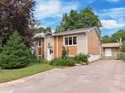 Renovated bungalow located in Deux-Montagnes, in a family-friendly neighborhood close to the REM, schools, and parks. This property offers three bedrooms, a kitchen updated in 2017 with quartz countertops and heated flooring. Tastefully decorated, th...
