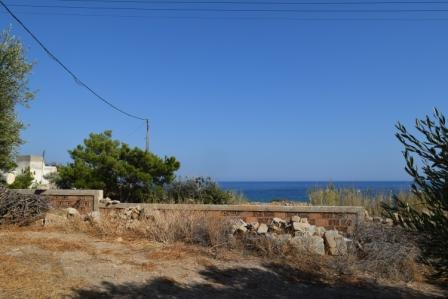 Mavros Kolympos: Grundstück von 2000m2, das bis zu 800m2 bauen kann. Es liegt im Stadtplan und bietet Blick auf das Meer und die Berge. Das Wasser und der Strom sind in der Nähe. Schließlich hat das Grundstück Straßenparkplätze.