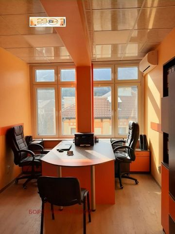 OFFICE - CENTRAL PART, brick, floor 4/5, 22 sq.m., in an administrative building, after renovation, flooring - laminate flooring, walls - latex, air conditioner, furnished and equipped offer-5331