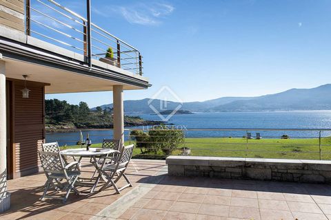 This outstanding villa is built with top quality materials throughout and boasts an excellent layout overlooking the estuary of Muros and the Atlantic Ocean in the Rias Baixas area of Galicia, Spain. It offers a total built size of 500 m² on ten hect...
