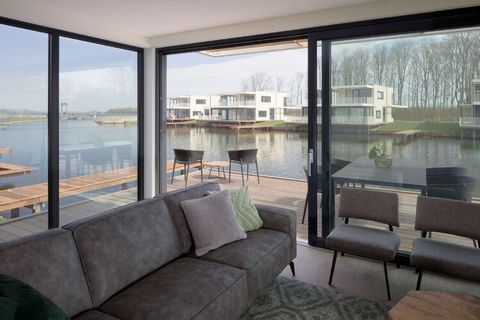 Cette villa sur l'eau moderne et mitoyenne est située dans le petit complexe hôtelier De Veerse Wende, à seulement 6,5 km d'Arnemuiden. Toutes les villas disposent de leur propre embarcadère. De la villa, vous disposez d'une liaison avec le Veerse Me...